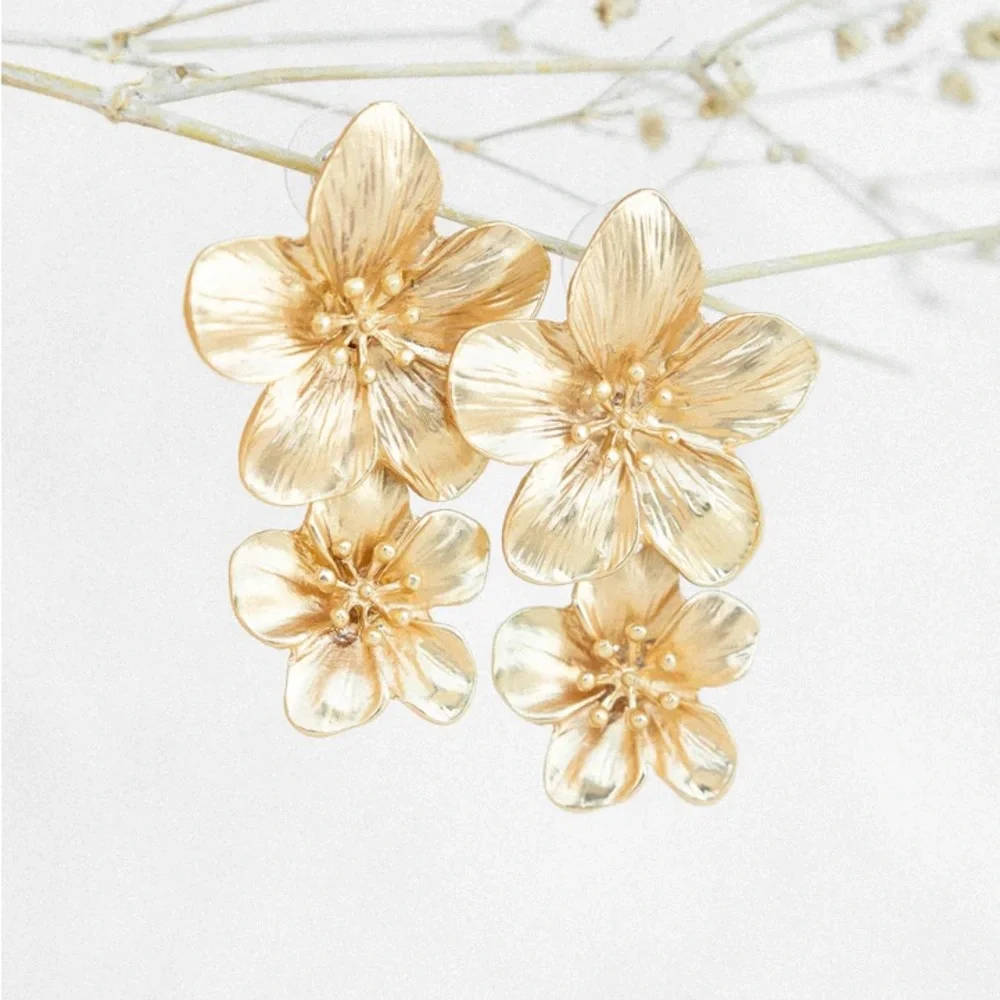 NWT Petal + Pup ‘Alexa Flower Earrings’ in Gold
